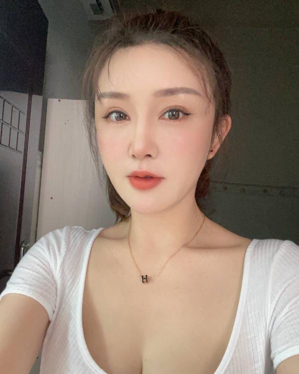 丰胸美臀的小少妇