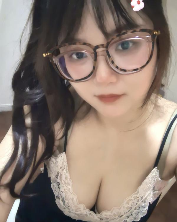 刚刷过D杯眼睛妹