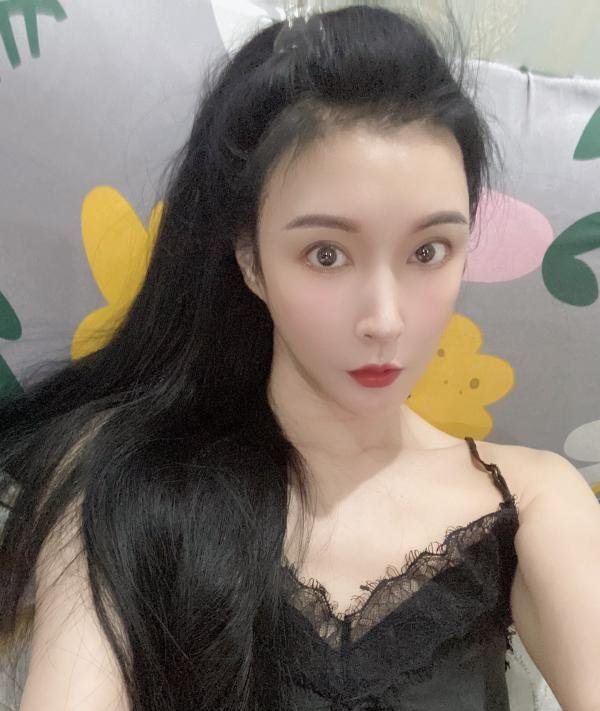 前凸后翘的小姐姐