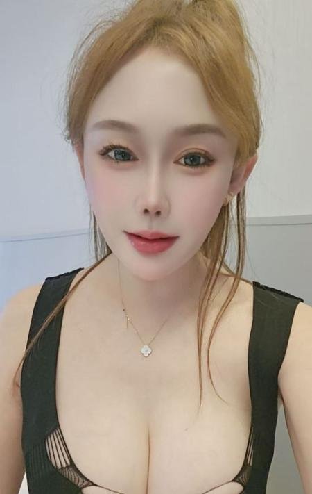 肤白貌美大胸妹