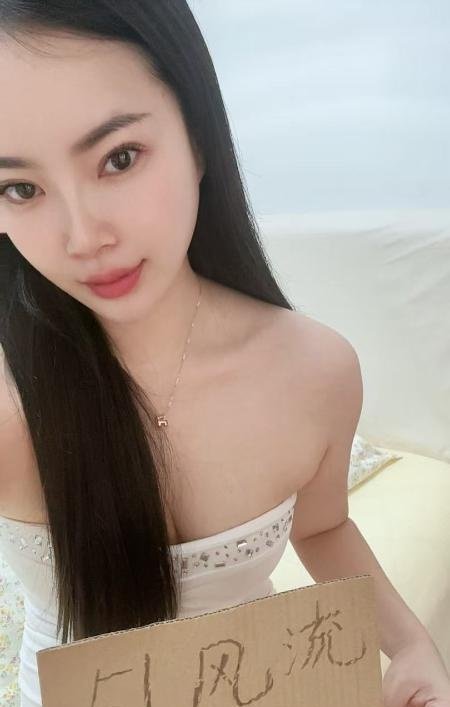 放得开的大胸少妇